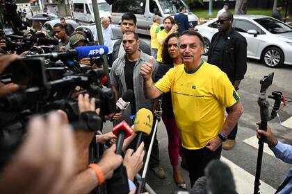 El presidente brasileño y candidato a la reelección, Jair Bolsonaro, llega a un colegio electoral para votar durante las elecciones legislativas y presidenciales, en Río de Janeiro, Brasil, el 2 de octubre de 2022
