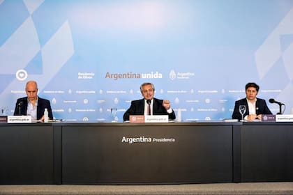 El gobernador Kicillof ayer, junto a Horacio Rodríguez Larreta y Alberto Fernández, en el anuncio de extensión de la cuarentena