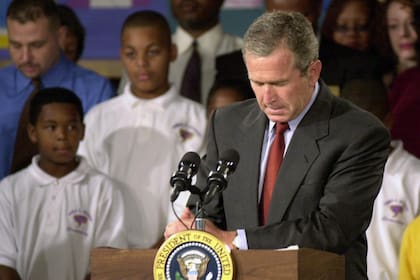 El presidente Bush hace una breve declaración en Sarasota, Florida, el martes 11 de septiembre de 2001 por la mañana, en relación con el ataque terrorista al World Trade Center