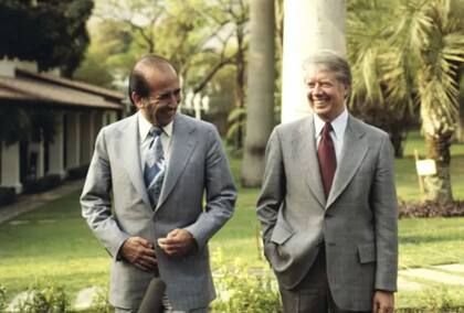 El presidente Carlos Andrés Pérez (d) recibió al estadounidense Jimmy Carter en Caracas y mantuvo una buena relación con Estados Unidos pese a que nacionalizó el petróleo venezolano