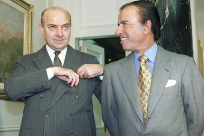 A principios de los 90 y por iniciativa del entonces ministro Domingo Cavallo, con Carlos Menem en la presidencia, se aprobó el régimen de convertibilidad que logró frenar la inflación
