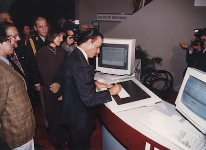El presidente Carlos Menem firmó su asistencia a la inauguración de la Feria en una tableta digital, en 1990