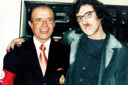 El presidente Carlos Menem recibió al músico de rock, Charly García quien le entregó el brazelete oficial de "Say no More". 29/06/99