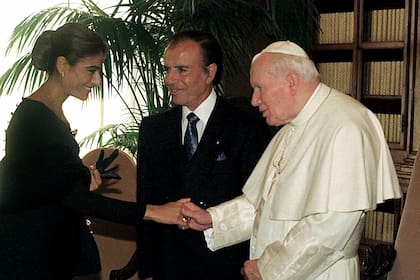 El presidente Carlos Menem y su hija, Zulema visitaron al Papa Juan Pablo II, en el Vaticano, el 3 de julio de 1999