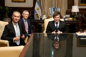 Milei recibió en la Casa Rosada al empresario Maurice Ostro, el dueño del topacio azul más grande del mundo