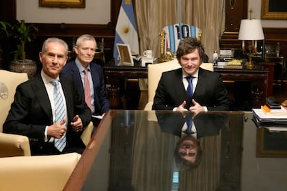 Milei recibió en la Casa Rosada al empresario Maurice Ostro, el dueño del topacio azul más grande del mundo