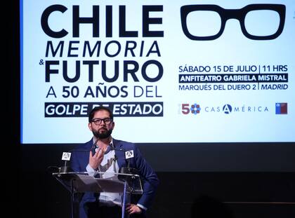 El presidente chileno, Gabriel Boric, asiste a una ceremonia conmemorativa del 50 aniversario del golpe de estado del general Pinochet en Chile, en la Casa América de Madrid, el 15 de julio de 2023.