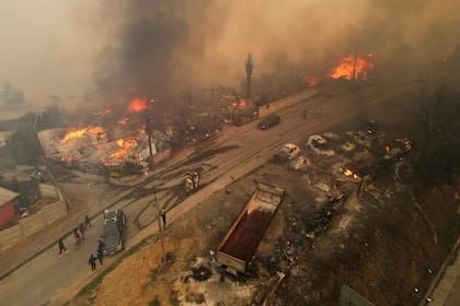 El presidente chileno, Gabriel Boric, declaró el estado de emergencia el 18 de enero en dos regiones del sur, donde los devastadores incendios forestales han obligado a unas 20.000 personas a evacuar sus hogares