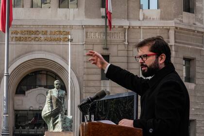 El presidente chileno, Gabriel Boric, en Santiago. (AP Foto/Esteban Félix)