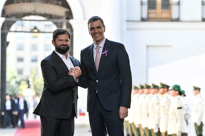 El presidente chileno, Gabriel Boric, estrecha la mano del presidente del Gobierno español, Pedro Sánchez, en el Palacio de La Moneda, en Santiago, capital de Chile, el 8 de marzo de 2024. 