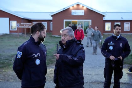 El presidente chileno Gabriel Boric, izquierda, y el secretario general de las Naciones Unidas, António Guterres, conversan antes de tomar un vuelo hacia la Antártida, el jueves 23 de noviembre de 2023, en la base aérea militar Chabunco en Punta Arenas, Chile. (AP Foto/Jorge Saenz)