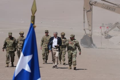 El presidente chileno José Antonio Kast camina junto a las excavadoras a lo largo de la frontera norte en el cruce de Chacalluta en Arica
