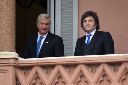 El presidente chileno, Jose Antonio Kast, junto al mandatario Javier Milei, en el balcón de la Casa Rosada durante su primera visita oficial a la Argentina