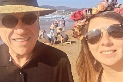El presidente chileno Sebastián Piñera se sacó fotos sin barbijo con seguidores en una playa de Valparaíso