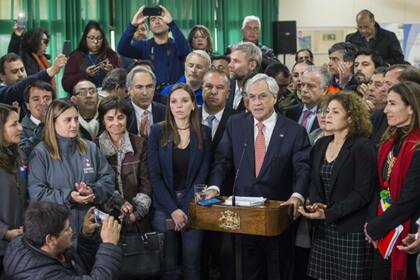 El presidente chileno Sebastián Piñera visitó la zona para explicar un plan de descontaminación, pero no fue bien recibido por los lugareños