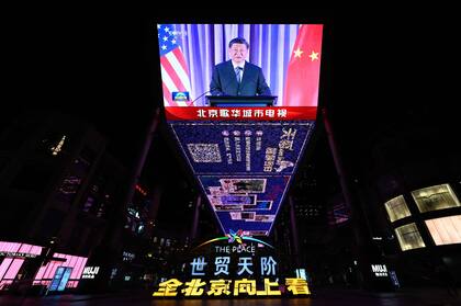 El presidente chin, Xi Jinping, en pantalla gigante en Pekín durante un viaje a Estados Unidos (Archivo)