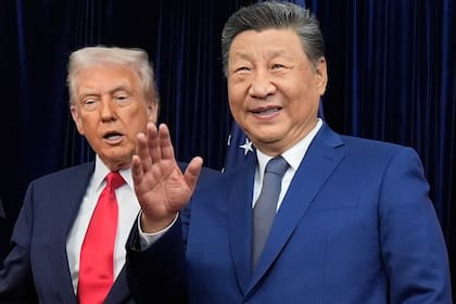 El presidente chino, Xi Jinping, a la derecha, saluda junto al mandatario estadounidense Donald Trump en el Aeropuerto Internacional de Gimhae, en Busan, Corea del Sur, la semana pasada