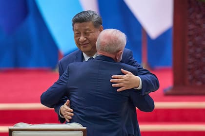 El presidente chino, Xi Jinping, abraza al presidente brasileño, Luiz Inacio Lula da Silva, tras ofrecer su discurso de apertura en la Cuarta Cumbre Ministerial del Foro de China y la Comunidad de Estados Latinoamericanos y Caribeños en Pekín.
