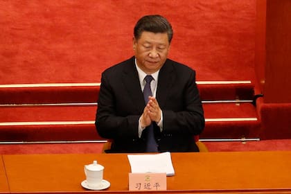 Xi Jinping aplaude durante la sesión de apertura de la Conferencia Consultiva Política del Pueblo Chino.