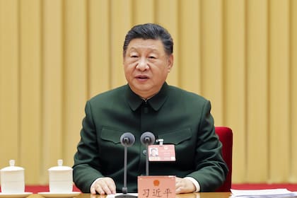 El presidente chino Xi Jinping asiste a una reunión plenaria de la delegación del Ejército Popular de Liberación (EPL) y la Fuerza de Policía Armada Popular en la cuarta sesión de la XIV Asamblea Popular Nacional (APN) en Beijing el sábado 7 de marzo de 2026