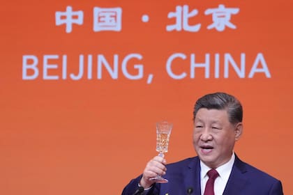 El presidente chino Xi Jinping brinda durante una cena de Estado con el presidente Donald Trump