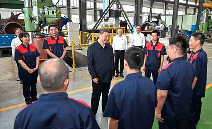 El presidente chino, Xi Jinping, conversa con los trabajadores en Yangquan Valve Co., en la ciudad de Yangquan