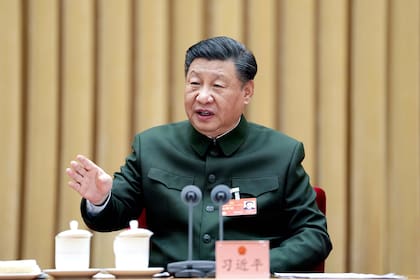 El presidente chino, Xi Jinping, en una reunión de las Fuerzas Armadas (Archivo). Algunos especialistas comparan la rivalidad por la IA con la Guerra Fría.