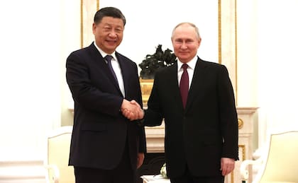 El presidente chino Xi Jinping es recibido por el presidente ruso Vladimir Putin antes de su reunión en el Kremlin el 23 de marzo de 2023.