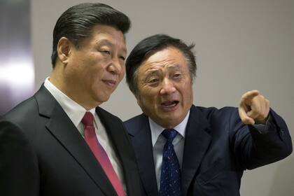 El presidente chino Xi Jinping (izq.) en las oficinas de Huawei, en Londres, junto con el CEO de la empresa Ren Zhengfei, en 2015