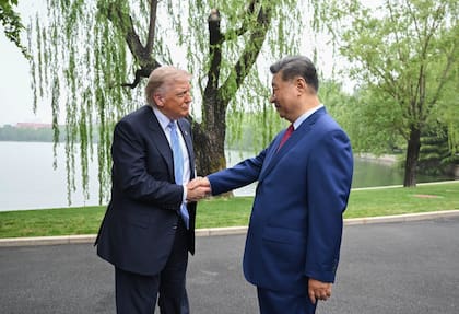 El presidente chino, Xi Jinping, junto a su par estadounidense, Donald Trump, durante su visita oficial a Pekín, la capital de China, el 15 de mayo de 2026 (Xinhua/Yan Yan)