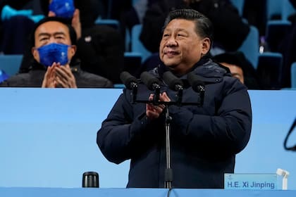 El presidente chino, Xi Jinping, observa la inauguración de los Juegos Olímpicos de Invierno, en Pekín, el 4 de febrero de 2022. (AP Foto/Jae C. Hong)