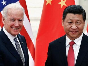 El presidente chino, Xi Jinping, recibe en Pekín a Joe Biden, entonces vicepresidente de EE.UU, en diciembre de 2013.