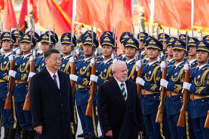 El presidente chino Xi Jinping y el presidente de Brasil Luiz Inacio Lula da Silva asisten a una ceremonia de bienvenida en el Gran Salón del Pueblo en Pekín el 14 de abril de 2023. 