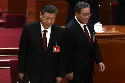 El presidente chino, Xi Jinping, y el primer ministro chino, Li Qiang, llegan a la sesión de apertura del Congreso Nacional del Pueblo (NPC) en Pekín, China, el martes 5 de marzo de 2024. 