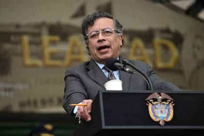 El presidente colombiano, Gustavo Petro, brinda un discurso en la academia militar de cadetes de Bogotá (Archivo)