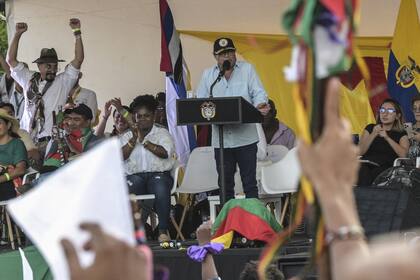 El presidente colombiano Gustavo Petro habla junto a la vicepresidenta Francia Márquez durante una reunión tradicional de la "Minga" indígena el 15 de marzo de 2024 en Cali, Colombia. 