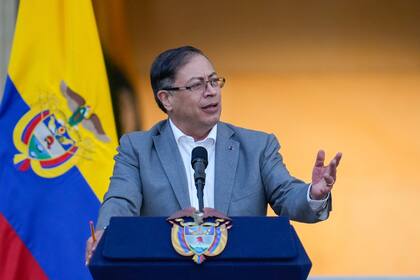  El presidente colombiano, Gustavo Petro, habla a sus seguidores antes de presentar al Congreso una propuesta de ley para reformar el sistema sanitario, fuera del palacio presidencial de Nariño en Bogotá, Colombia, el lunes 13 de febrero de 2023. 