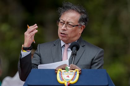 El presidente colombiano Gustavo Petro ofrece un discurso en el marco de una ceremonia que conmemoraba la batalla de Boyacá, que selló la independencia de Colombia de España, en Puente de Boyacá, Colombia, el lunes 7 de agosto de 2023. (Foto AP/Iván Valencia)