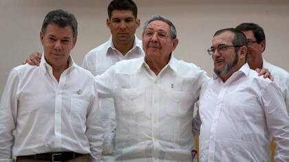 El presidente colombiano, Juan Manuel Santos, junto a al presidente cubano, Raúl Castro, y Timoleón Jímenez, alias Timochenko, de las FARC