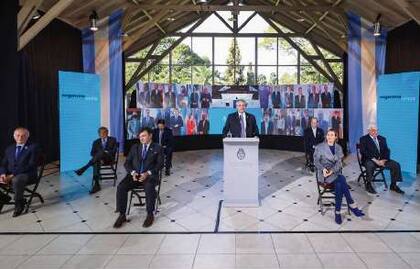 Empresarios y sindicalistas, junto a Alberto Fernández, durante el acto por la Independencia