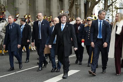 El Presidente, con parte de su Gabinete, senadores y diputados, al dirigirse hacia la Catedral para participar del tedeum por el 25 de Mayo
