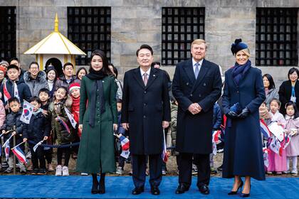 El presidente coreano y su mujer posan junto a Máxima y Guillermo Alejandro en la plaza Dam de Ámsterdam.