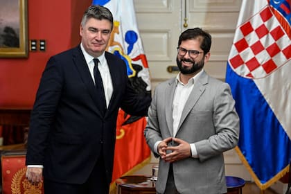 El presidente croata Zoran Milanovic y el presidente chileno Gabriel Boric posan para una foto en el palacio presidencial de La Moneda durante la visita oficial de Milanovic a Chile en Santiago, el 12 de diciembre de 2022.