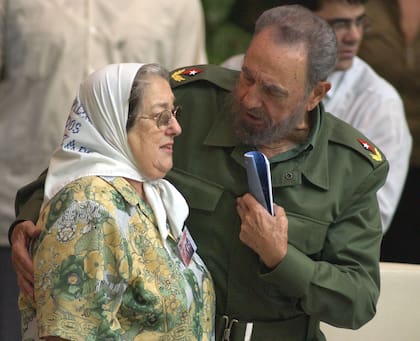 El presidente cubano Fidel Castro saluda a Hebe de Bonafini dirigente de las Madres de la Plaza de Mayo durante el encuentro "Contra el terrorismo, por la verdad y la justicia", que tuvo lugar en el Palacio de Convenciones de La Habana, el 2 de junio