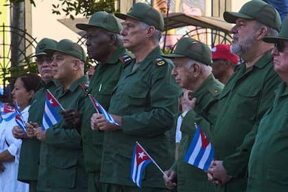El presidente cubano Miguel Díaz-Canel asiste a una celebración conmemorativa del 65 aniversario de la proclamación que declara socialista a la revolución cubana, en La Habana, Cuba