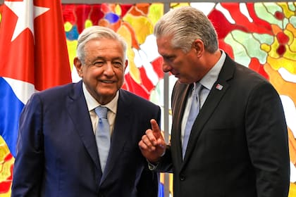 El presidente cubano Miguel Diaz Canel (der) y su par mexicano Andrés Manuel López Obrador, en La Habana (Archivo) 