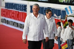 El presidente cubano Miguel Diaz-Canel (izq.) y el canciller Bruno Rodriguez llegan a la sesión plenaria de la XXVIII Cumbre Iberoamericana de Jefes de Estado y de Gobierno en el edificio de la cancillería dominicana en Santo Domingo, el 25 de marzo de 2023