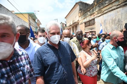 El presidente cubano Miguel Díaz-Canel participa de una manifestación de ciudadanos que demandan mejoras en el país, en San Antonio de los Baños, Cuba.