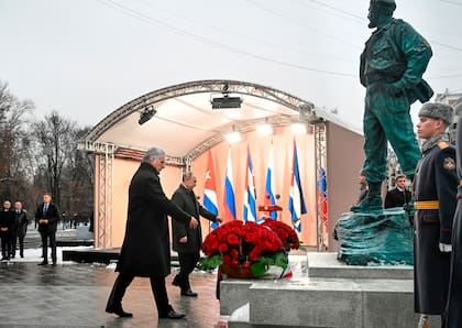 El presidente cubano, Miguel Díaz-Canel, y el mandatario ruso, Vladimir Putin, inauguran la estatua de Fidel Castro en Moscú, en 2022