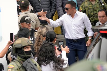 El presidente Daniel Noboa, quien se postula para la reelección, sale de un colegio electoral luego de acompañar a su compañera de fórmula, María José Pinto, mientras ella emitía su voto, en Quito, Ecuador, durante las elecciones presidenciales, el domingo 9 de febrero de 2025. (Foto AP/Dolores Ochoa)